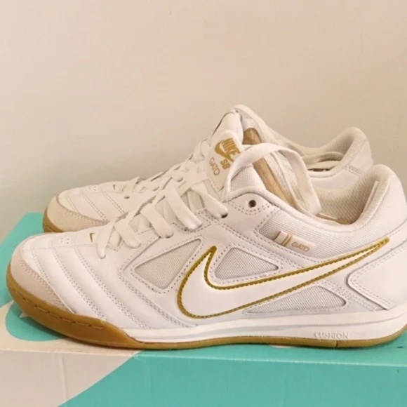 LIKE NEW Nike SB Gato Style Code: AT4607-100 White/Gold Size 8 - Picture 1 of 8